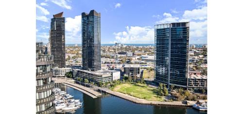 Docklands Apartment | Panoramic City Docklands 2BR Luxury With Pool Gym Parking