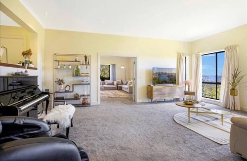 Medlow Bath Villa | Panoramic Mountain View villa on 7ha of lands