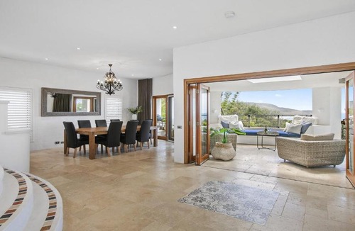 Killcare House | Panoramic Ocean Views and Short Walk To Beach