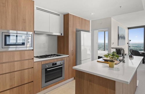 Brisbane Central Business District Apartment | Panoramic Views Apartment & High-Rise Pool and Gym