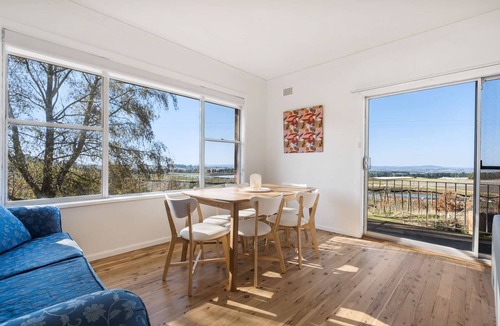 Canobolas House | Panoramic Views on Pinnacle - 3 Bedroom Farm Stay