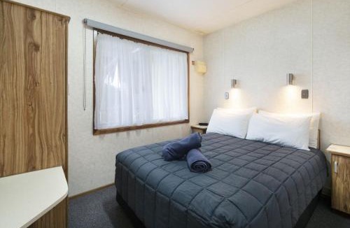 Carey Bay Hotel | Paradise Palms Caravan Park