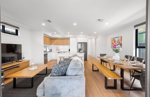 Aldinga Beach House | Paradise Palms—Modern Coastal Escape with Backyard