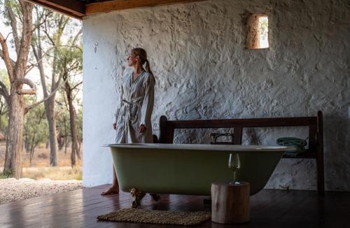 Overland Corner Apartment | Parcoola Retreats Private Riverfront Escape with Outdoor Bath