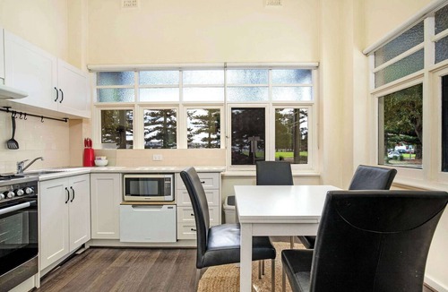Glenelg Apartment | Park View 'Elysian' WIFI + Netflix