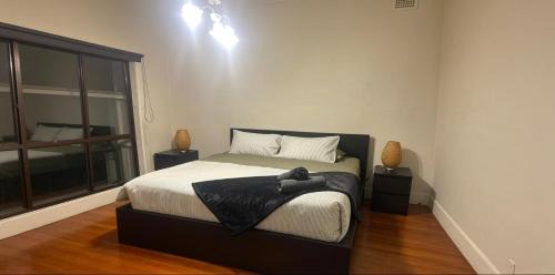 Pascoe Vale South House | Pascoe Peak Cottage -Stay Near Shops and transport