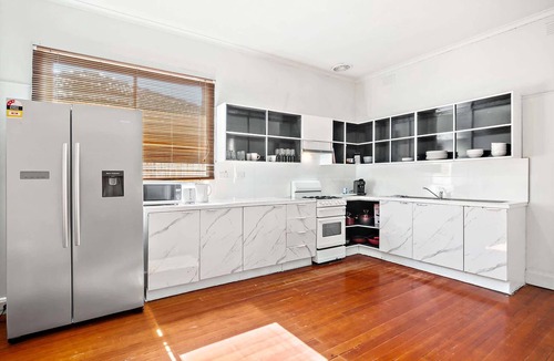 Pascoe Vale South House | Pascoe Vale Stay | 2BR Home w/Parking & Yard