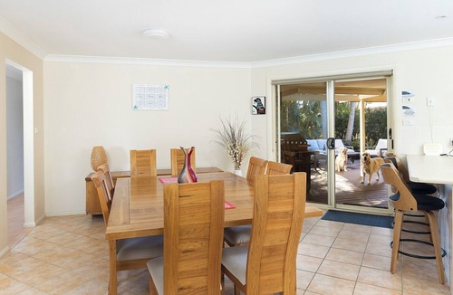 Corlette House | Pawprints Pet Friendly 4 bedroom level home only 370m to pet friendly beach