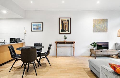 West Melbourne Apartment | Peaceful 2-Bed Apartment with Gym & Pool