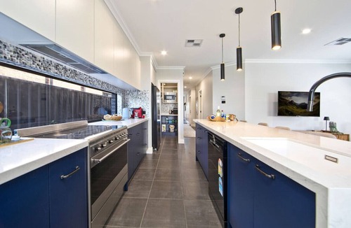 Mannering Park House | Peaceful 4BDRM Retreat | Lake Access I BBQ