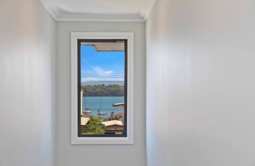 Mannering Park House | Peaceful 4BDRM Retreat | Lake Access I BBQ