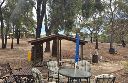 Stawell House | Peaceful 6-Acre Retreat | Grampians | Sleeps 10
