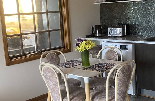 Dodges Ferry Apartment | Peaceful beach retreat, close to IGA Store, Bakery, Cafe Bistro & 30 min Hobart
