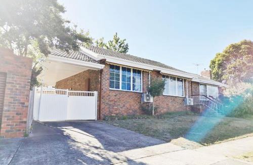 Doncaster East Villa | Peaceful location 3BR WiFi/Netflix/Kitchen