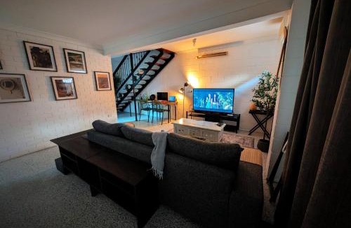 Upper Mount Gravatt House | Peaceful, Modern, LowToxic, Bfast included