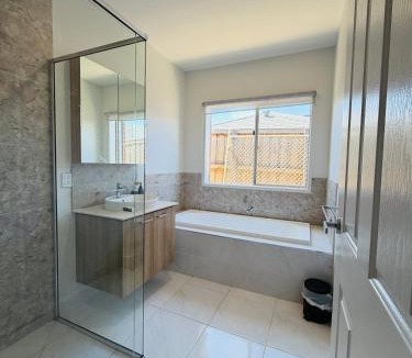 Manor Lakes House | Peaceful Stay
