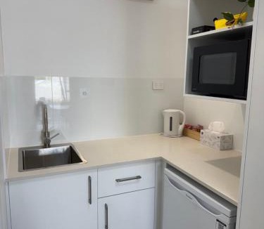 Bowen Hotel | Pearly Shell Motel