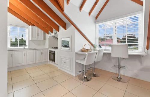 Bathurst House | Peel St - Walk to CBD, Large Family Home