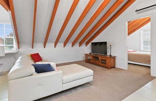 Bathurst House | Peel St - Walk to CBD, Large Family Home