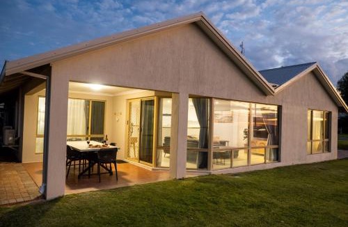 Kalbarri Villa | Pelican Shore Oceanfront Villa 6