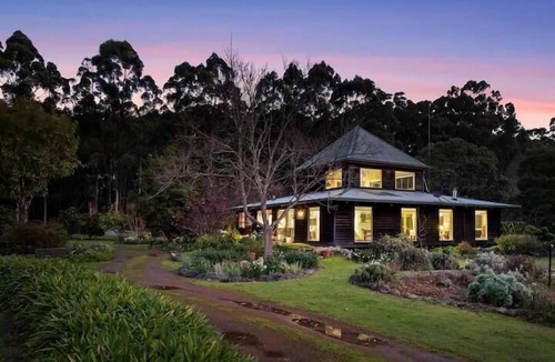 Pemberton House | Pemberton Forest View Retreat