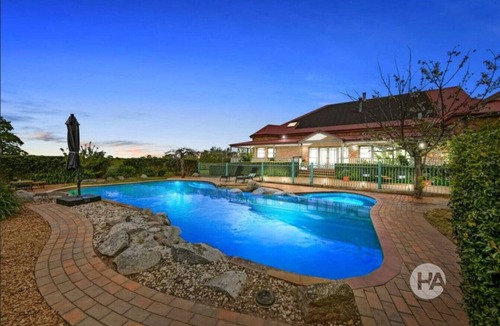 Somerville House | Peninsula Farm Stay 5bd 3Bth Gas Heated Spa & Fire Pit
