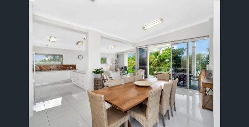 Mission Beach Apartment | Penthouse Dunk Island Views Prime Village Location