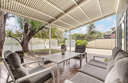Dunsborough House | Pepper Cottage - Easy Beachside Living Close to Town