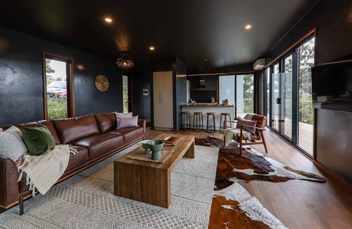 Hepburn Cottage | Perched on an ancient plateau overlooking the entire region
