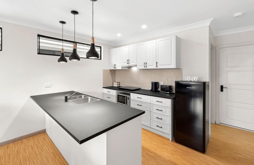 Portsmith Apartment | Perfect 2BR for Groups in Inner-City Suburb