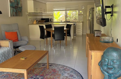 Trinity Beach Apartment | Perfect escape right at the beach with restaurants and cafes at your doorstep.