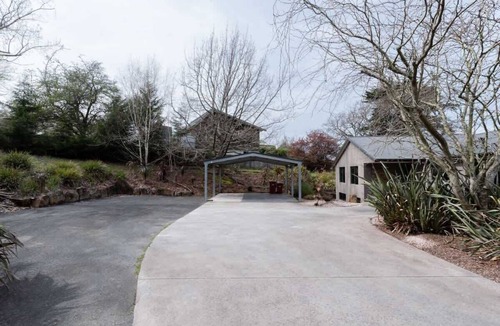 Newstead House | Perfect for groups and large families Sleeps 12