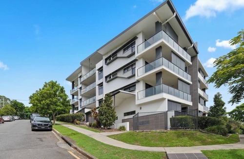 Indooroopilly Apartment | Perfect Spot Near CBD & UQ | Spacious 2Beds Apt