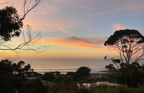 Separation Creek House | Periton Lodge ~ Charming 1950's Beach House, Stunning Ocean Views, 200m to beach