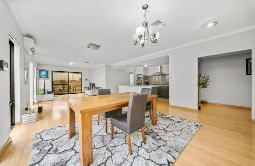 Thornlie House | Perth Airport Stay 5BR House with 6 Beds &Parking
