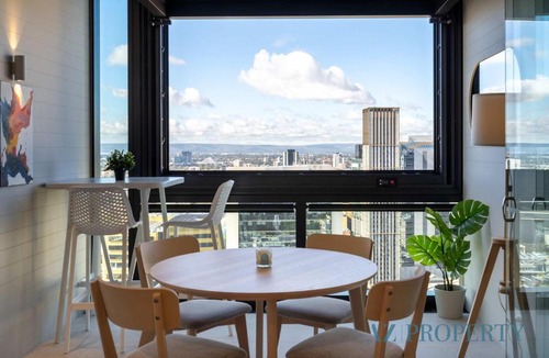 Perth Central Business District Apartment | Perth's Modern 1BR Apartment with Pool & Gym - City Living