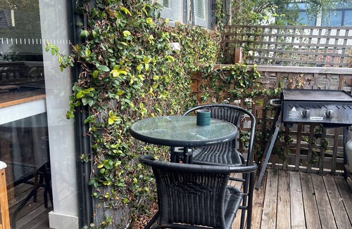Surrey Hills Apartment | 🐶 PET FRIENDLY : 2 Bedroom Ground level. Private. Trams .Park. Netflix.Pet ok