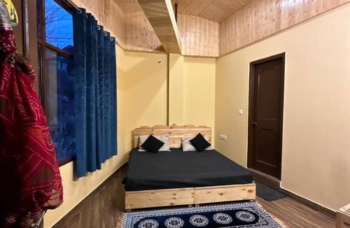 Old Manali Cottage | pet friendly and everything nearby in the heart of old manali
