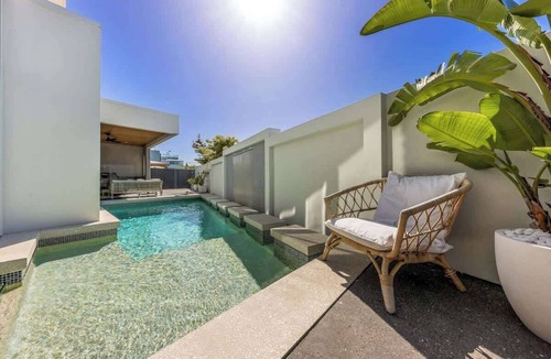 Buddina House | Pet friendly Luxury stay walk to beach & Heated Pool