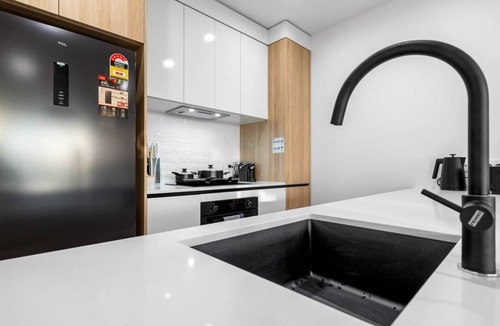 Surfers Paradise Apartment | Pet-Friendly Riverview Apt Modern Pool & Parking