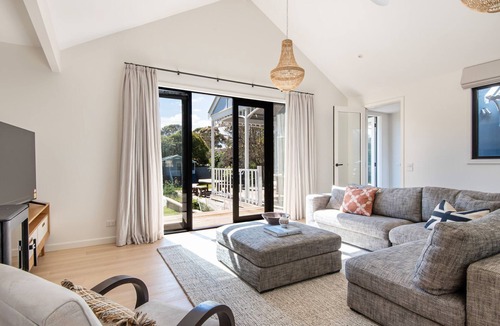 Flinders House | Pet Friendly - Barker Cottage with Spa in Flinders
