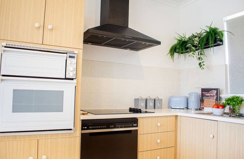 Encounter Bay House | Pet Friendly Beachfront HolidayHome-Near Boat Ramp