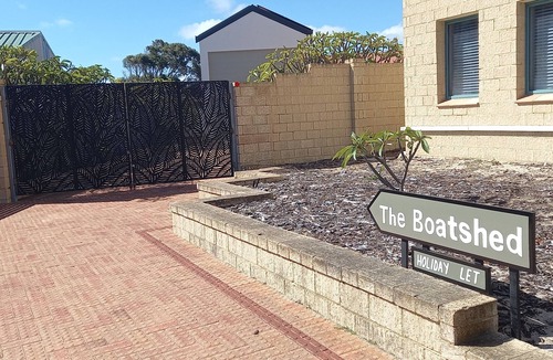 Two Rocks House | Pet-Friendly. Beach retreat. Welcome pack on arrival.