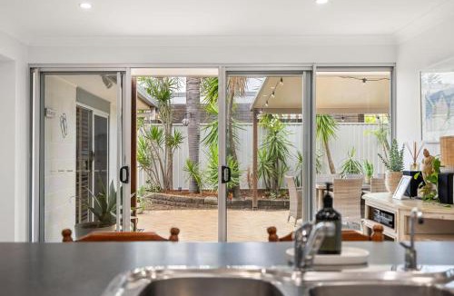Woorim House | Pet Friendly Beachside Hideaway - Lazy on Lowry