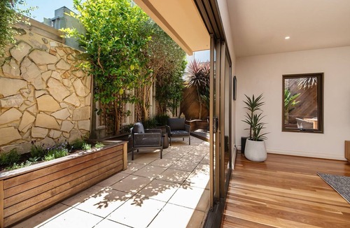 Brighton Apartment | Pet Friendly - Esplanade Escape to the Brighton Beach Boxes