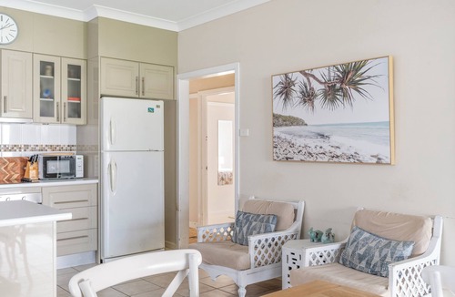 Ulladulla House | Pet Friendly Fish Cottage | Walk to Beach | Sleeps 8 - close to beaches, cafes