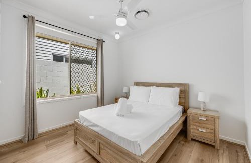 Buddina House | Pet-Friendly Retro Beach House - Walk to Dog Beach - Sleeps 8