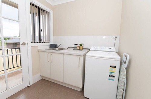 Bletchington House | Phillip Villa - Modern & Fresh, Close to Town