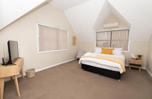 Bletchington House | Phillip Villa, Modern & Fresh, Close to Town, Free Wifi