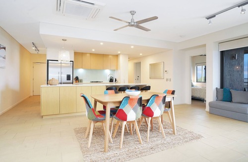 Darwin City Centre Apartment | Picturesque Waterfront Lagoon Views, Top Lvl + BBQ